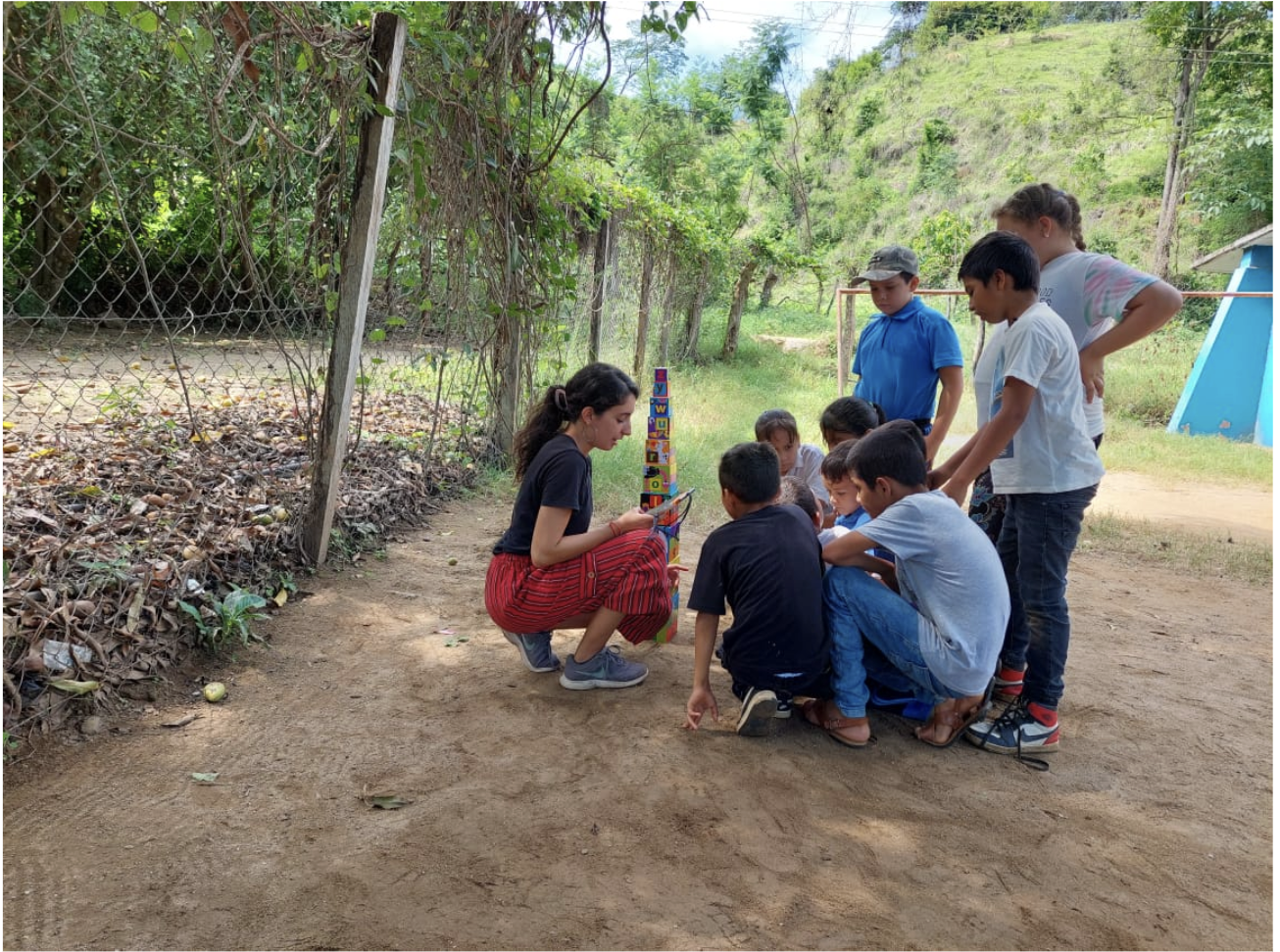 Fotografía tomada por el “profe Belén Alonso”, 2022. Clases de inglés para la escuela rural de la comunidad de “Las Placitas”, parte de la Coordinación de Educación de Playa Viva.